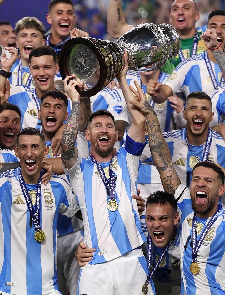 Lionel Messi levantando la Copa America 2024 (REUTERS).