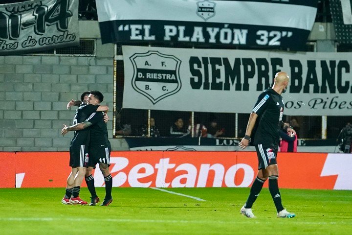 Riestra goleo 3-0 a Boca (FTP CLARIN) 