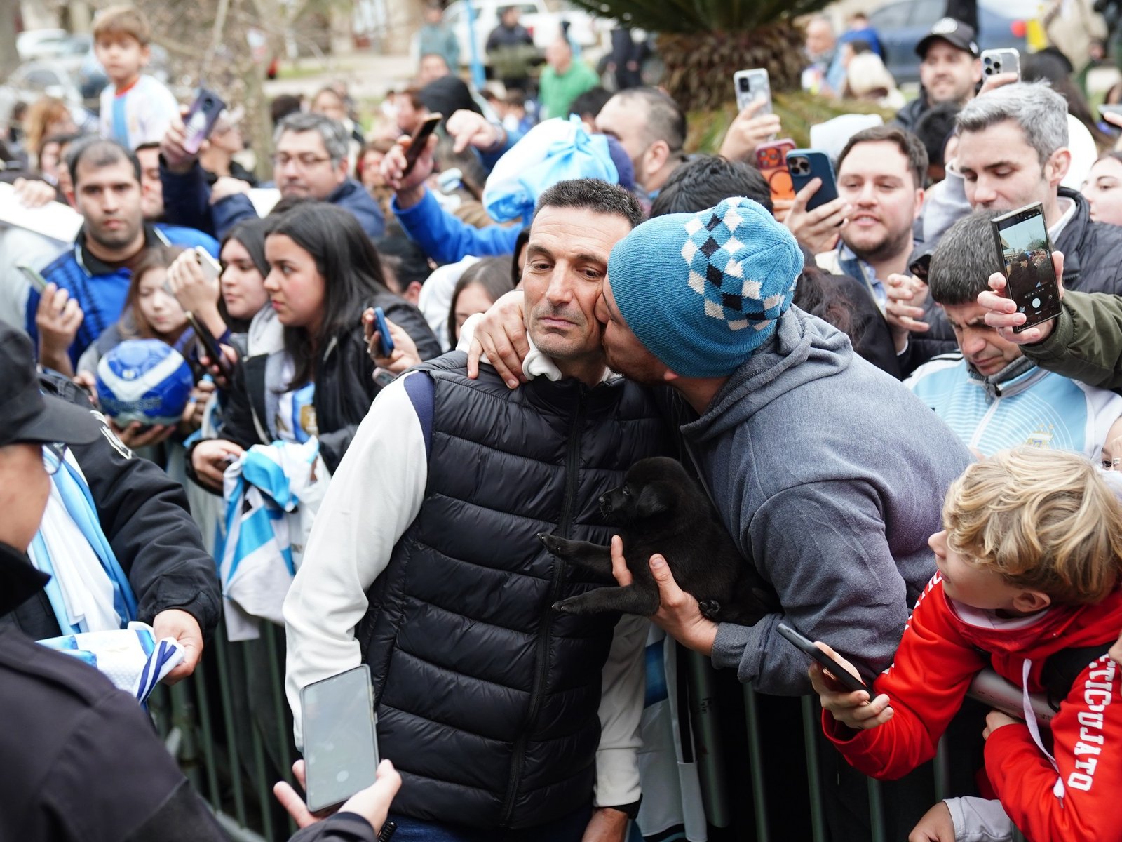Devoción por Lionel Scaloni en Pujato, el pueblo que no deja de abrazarlo: filas interminables, canciones y un ruego en continuado