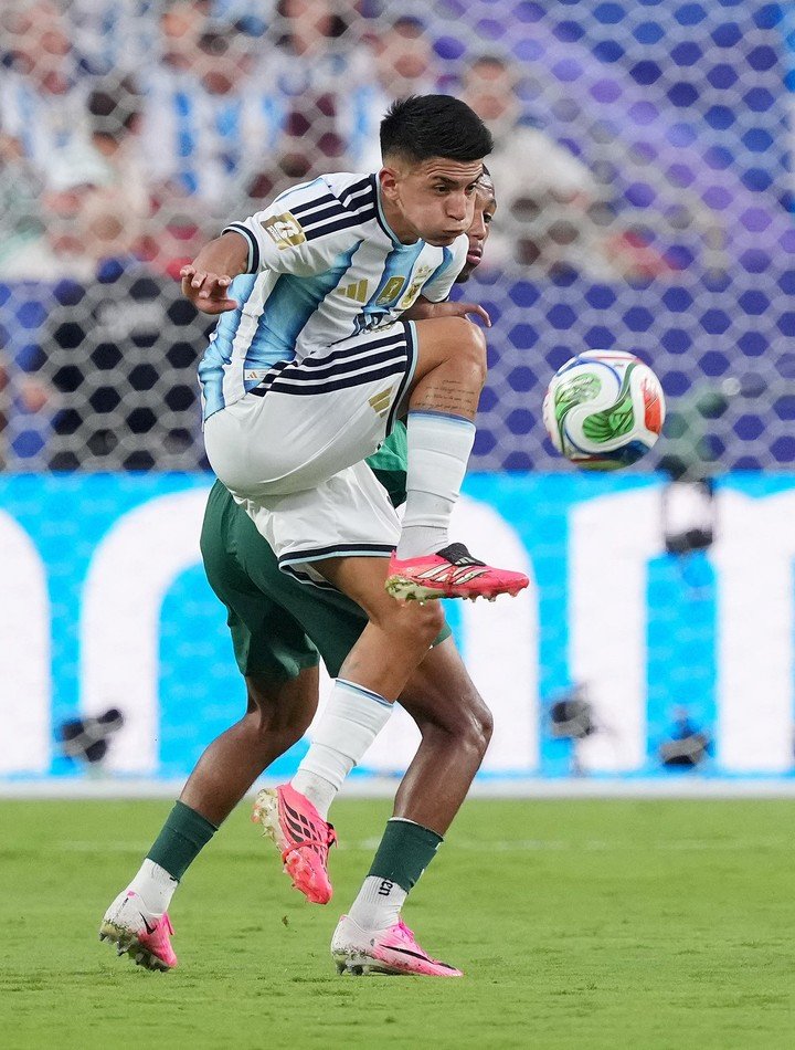 Thiago Almada llegó al Mundial como titular pero se sacó solo del equipo. Foto: Reuters / Jay Biggerstaff.