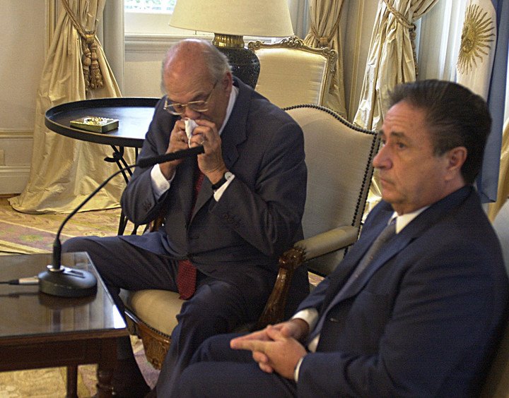 El ex presidente de Uruguay, Jorge Batlle, lloró al pedirle disculpas a Eduardo Duhalde después de decir que los argentinos eran "una manga de ladrones desde el primero hasta el último".