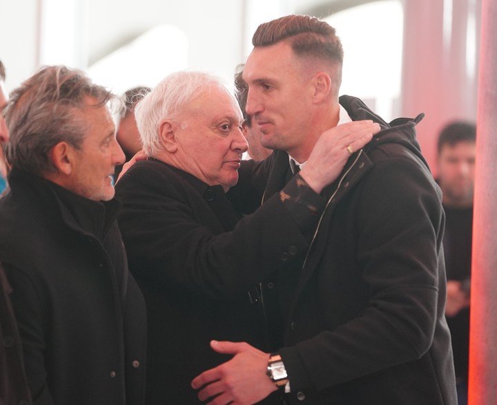 El Beto Alonso saluda a Armani, con el entrenador de arqueros Tato Montes a su lado (Foto: Marcelo Carroll).