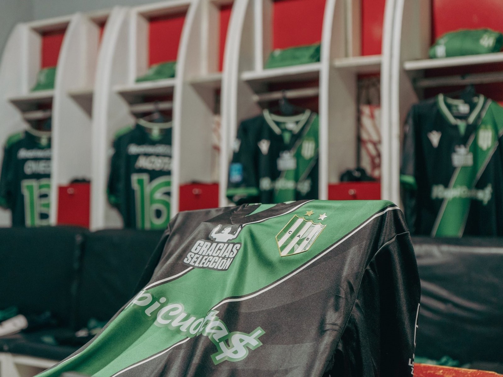 El detalle de la camiseta de Banfield en agradecimiento a la Scaloneta :: Olé