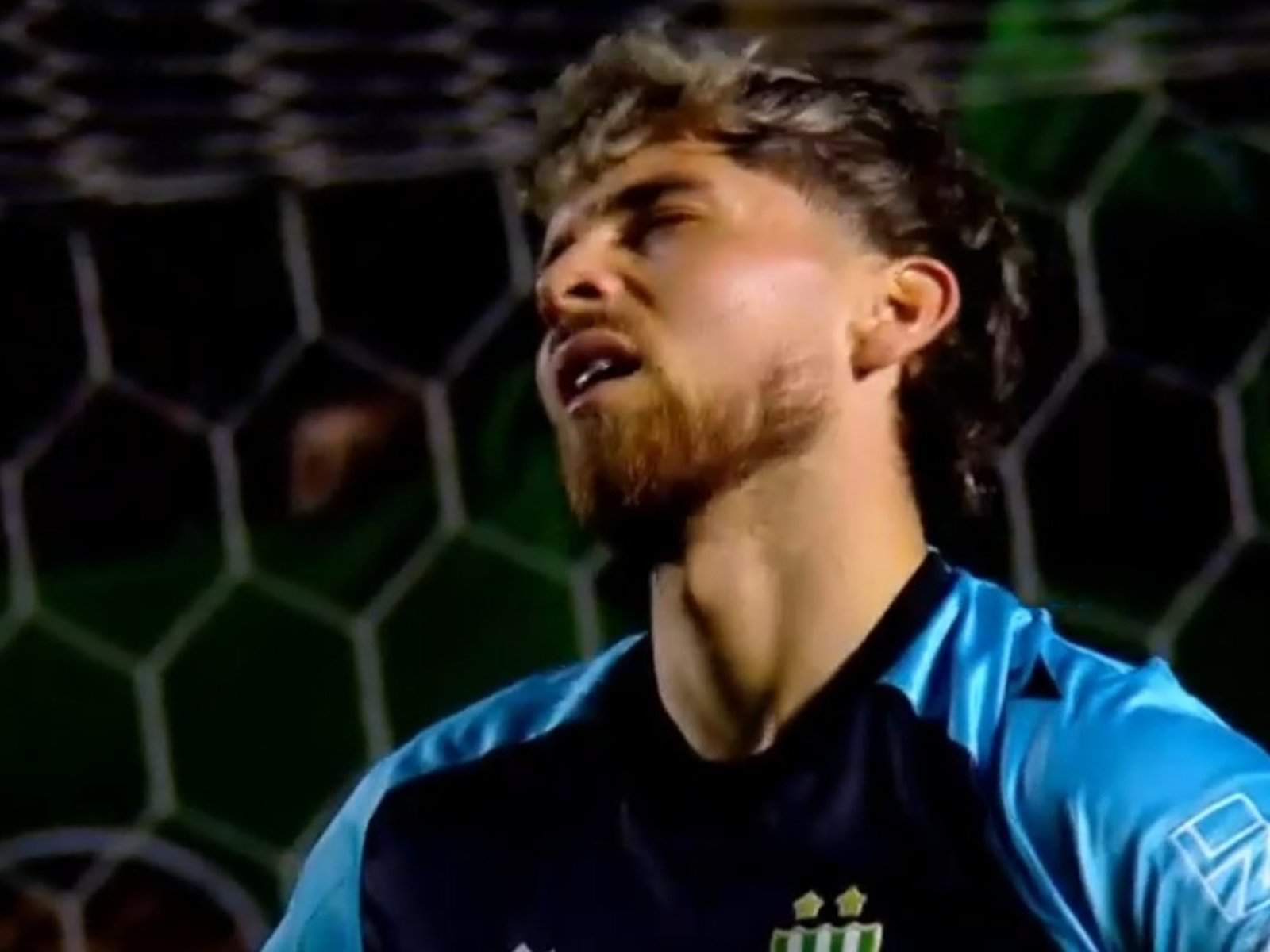 El gol más insólito del torneo: Sanguinetti se lo regaló a Sarmiento :: Olé