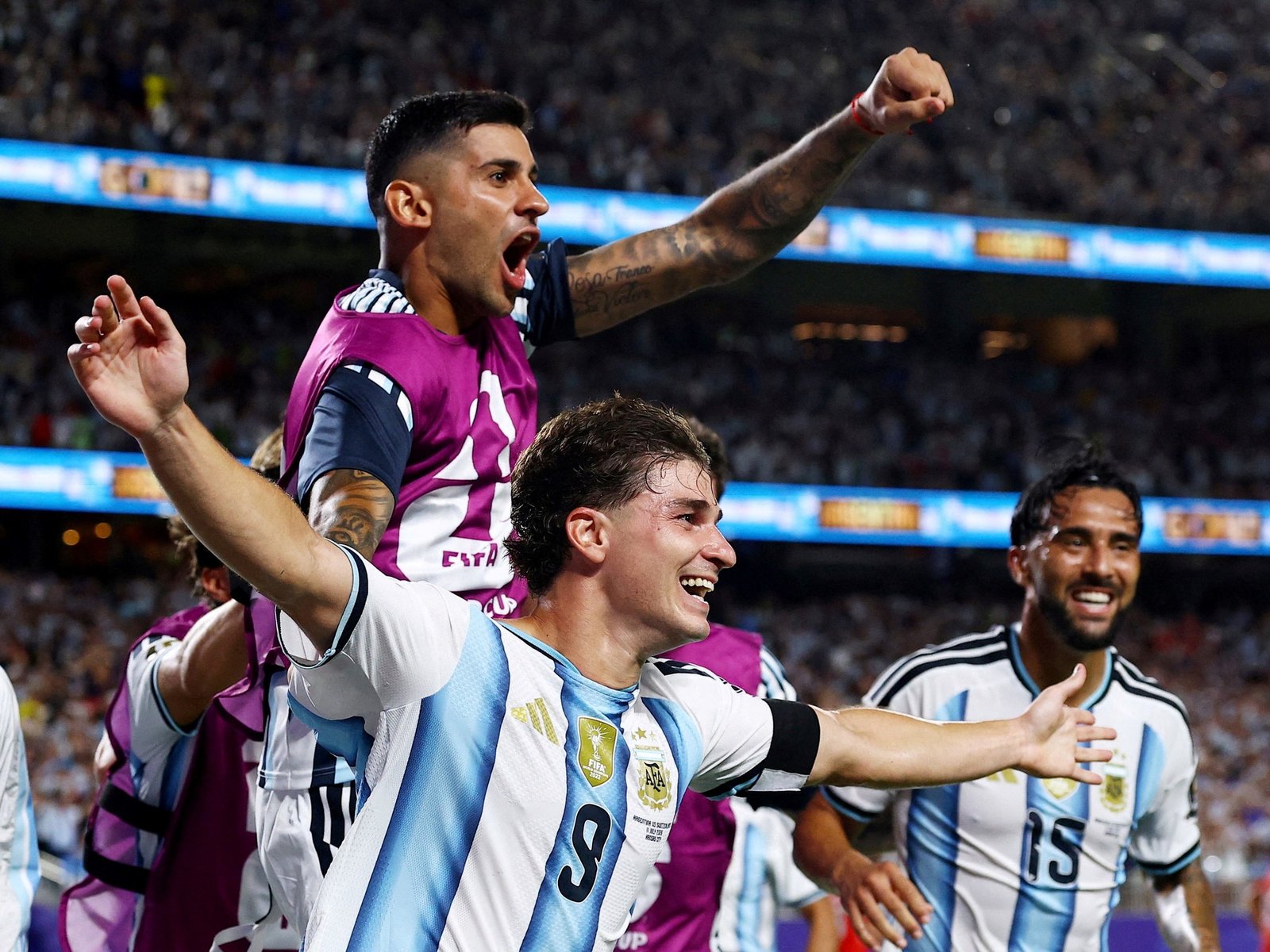 El relato del golazo de Julián Álvarez a Suiza en diferentes idiomas :: Olé