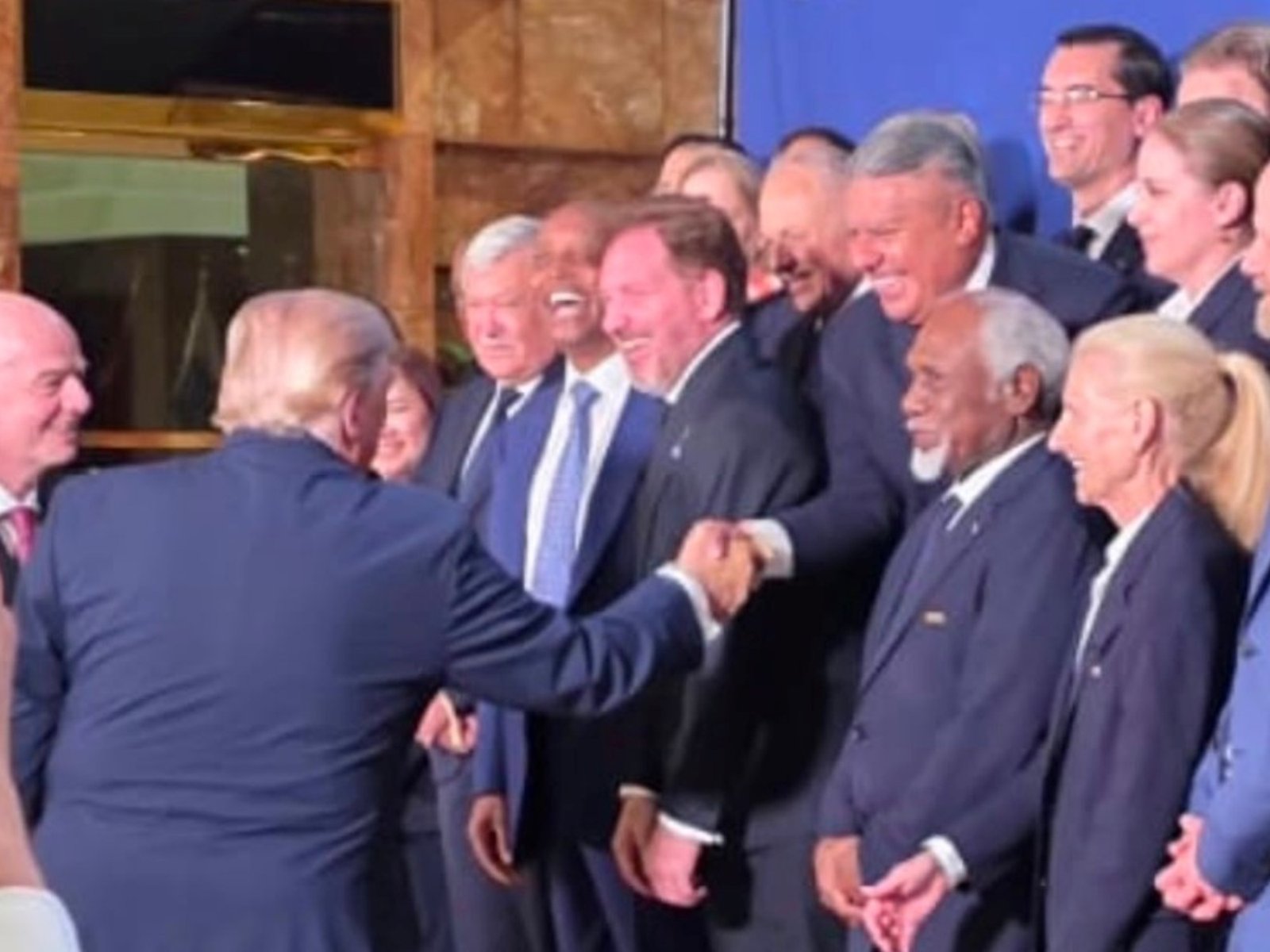 El saludo entre Donald Trump y el Chiqui Tapia en Estados Unidos :: Olé