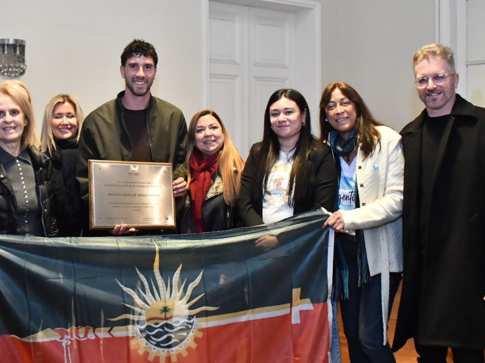 El tremendo recibimiento a Marcos Senesi tras el Mundial: lo declararon ciudadano ilustre de Concordia :: Olé