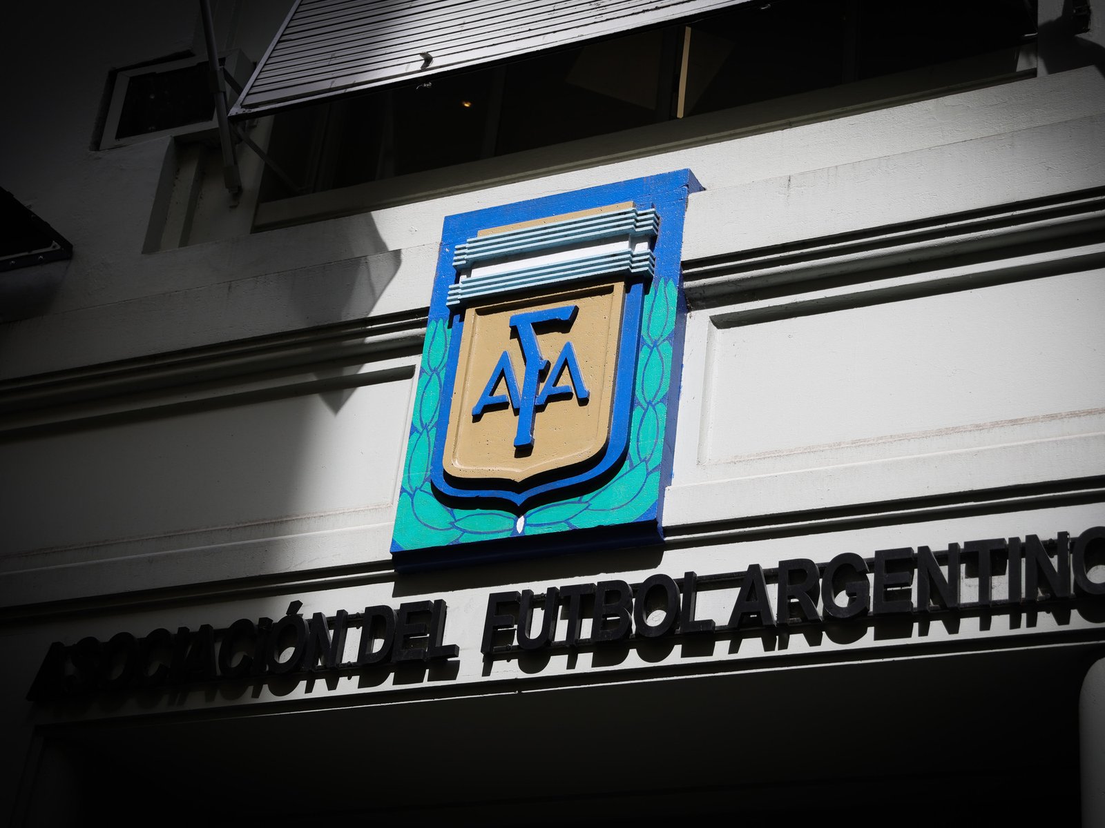 Es oficial: la AFA suspendió la actividad del fútbol argentino para este lunes y martes :: Olé