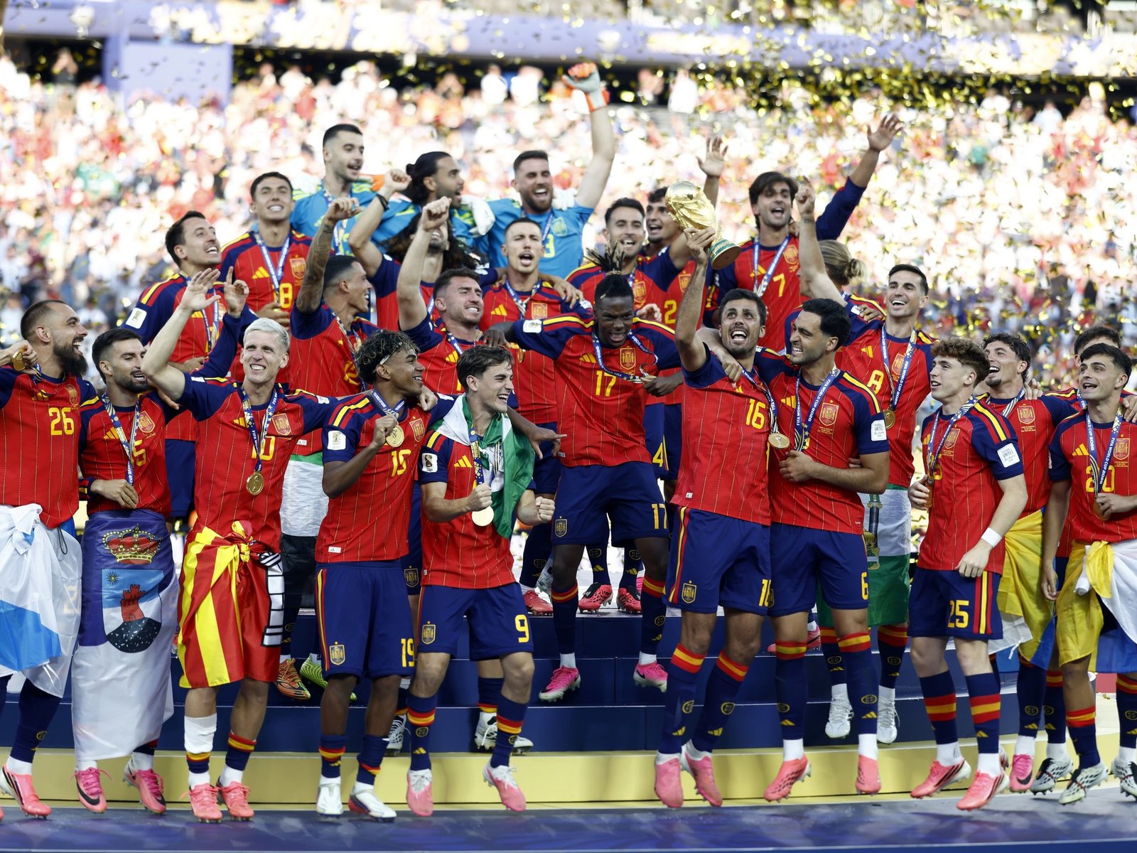 España hace historia: es campeona del mundo en hombres y mujeres y escaló al número 1 del ranking FIFA :: Olé