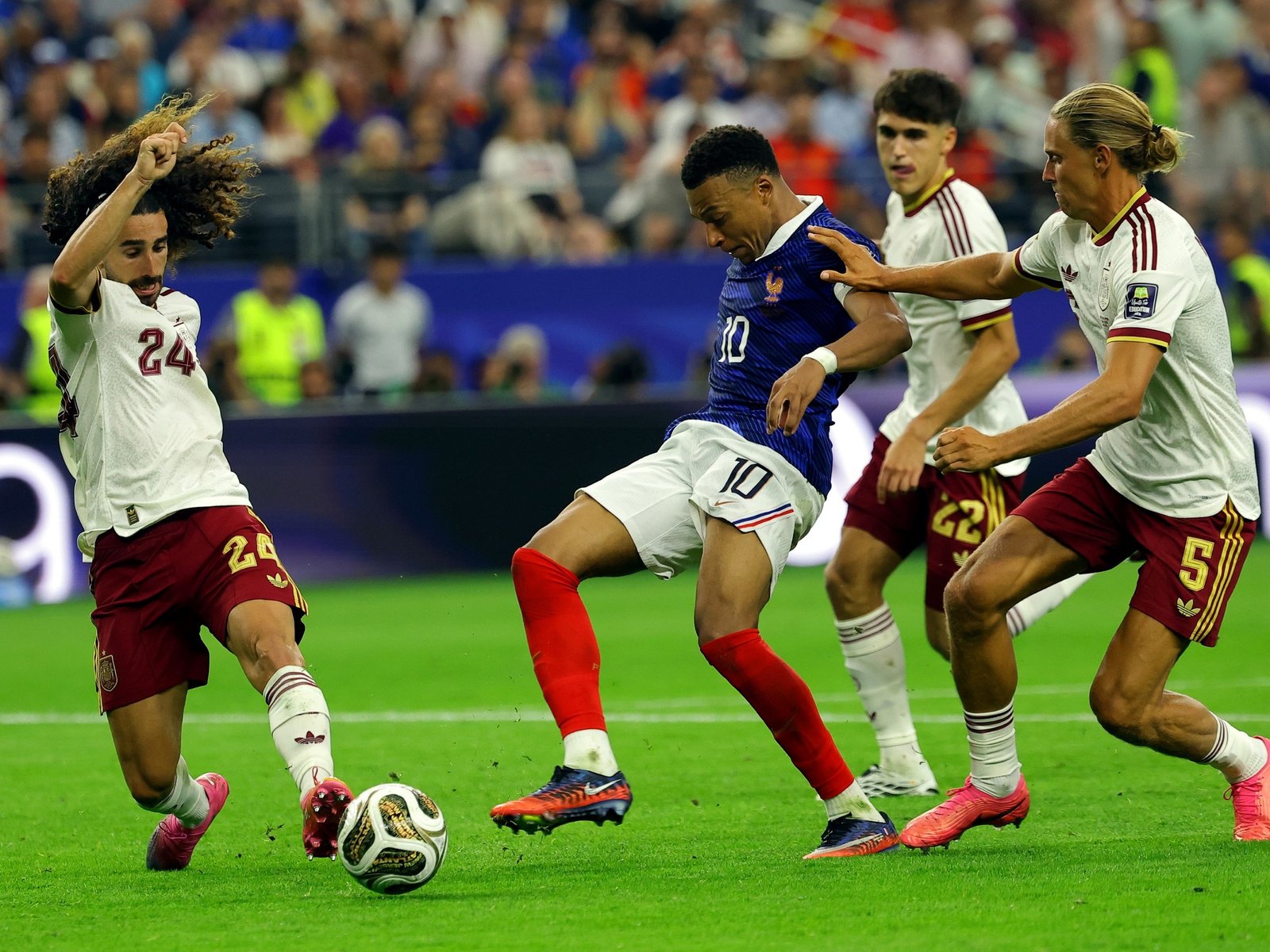 España hizo pesar su paternidad sobre Francia y le ganó otro duelo directo de peso :: Olé
