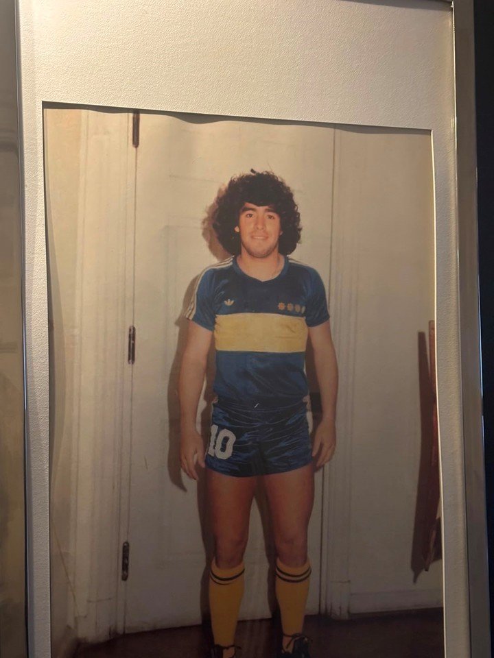La foto de Maradona en la entrada de lo que fue su habitación.