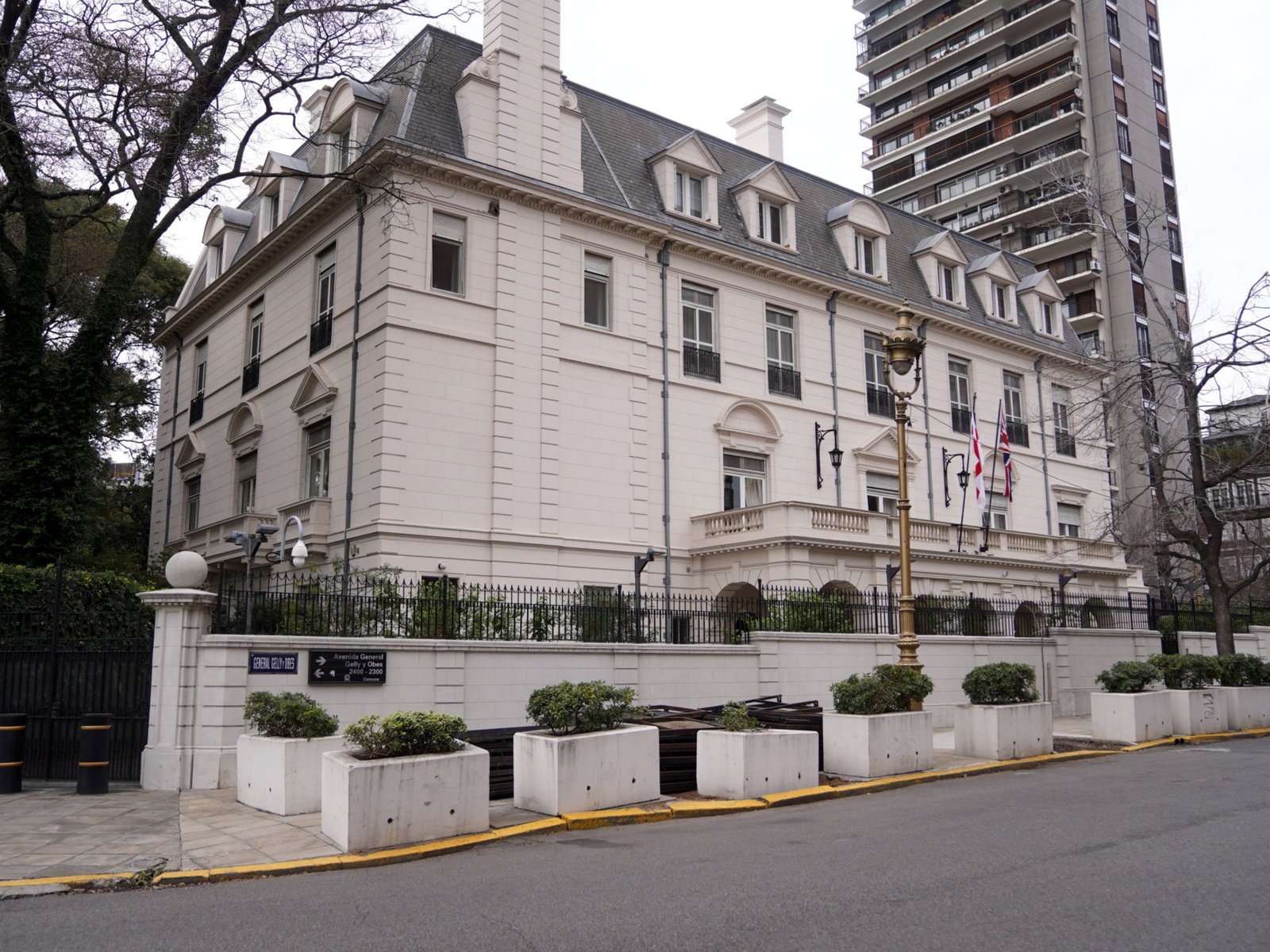 Fuerte operativo de seguridad en la embajada inglesa en Argentina antes del cruce por semifinales :: Olé