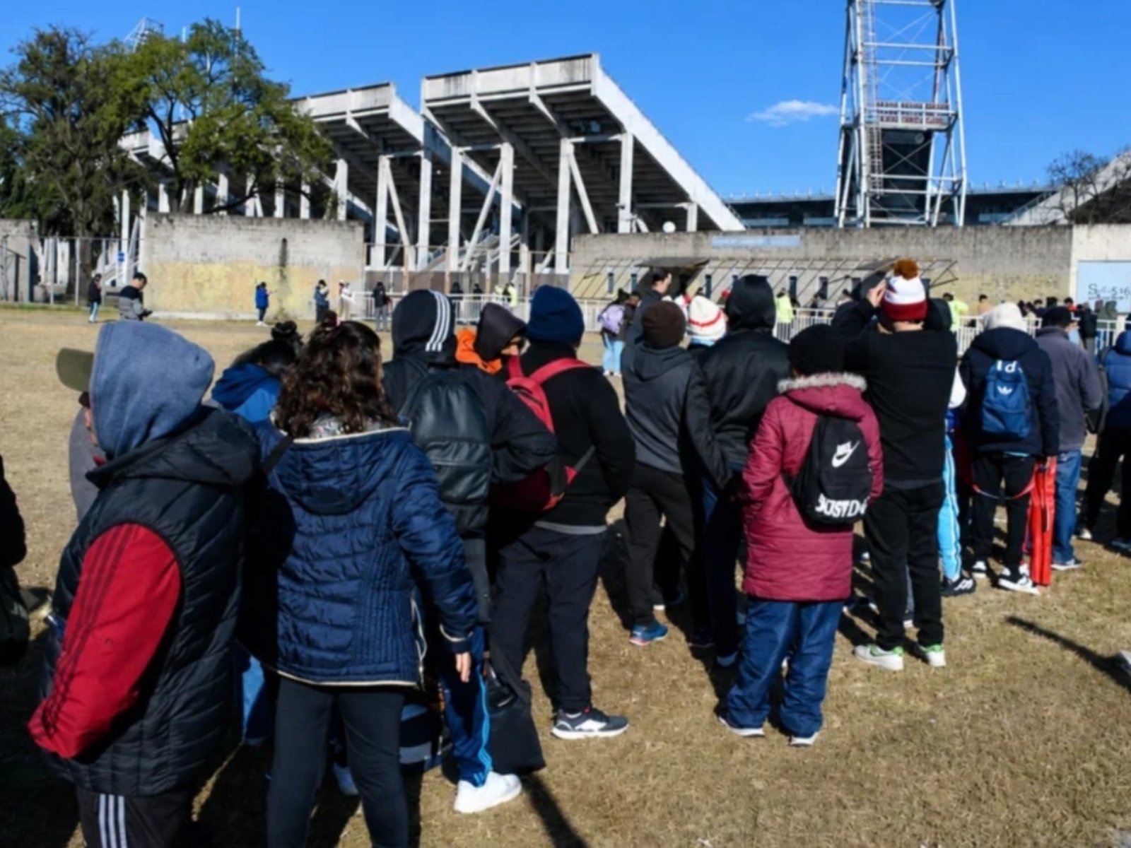 Furor por River en Salta: largas filas por una entrada para ver al equipo de Coudet :: Olé