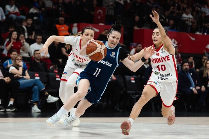 En el Premundial que se disputó en marzo, Argentina logró un gran triunfo ante Turquía en Estambul. Foto: FIBA.