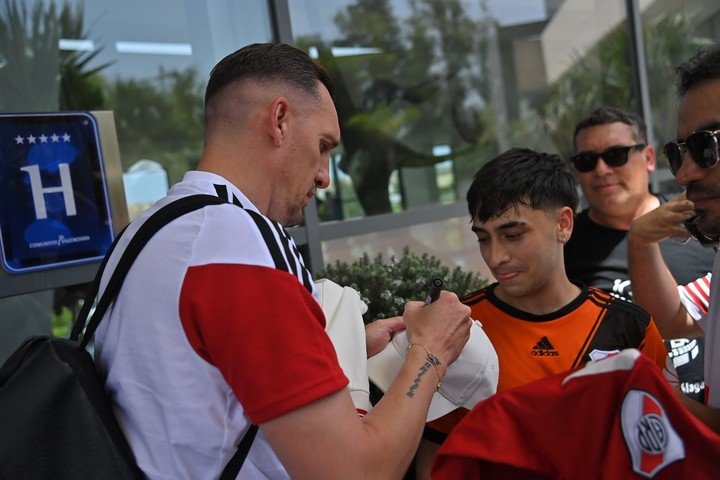 Armani con los hinchas de River en Alicante (Prensa River).
