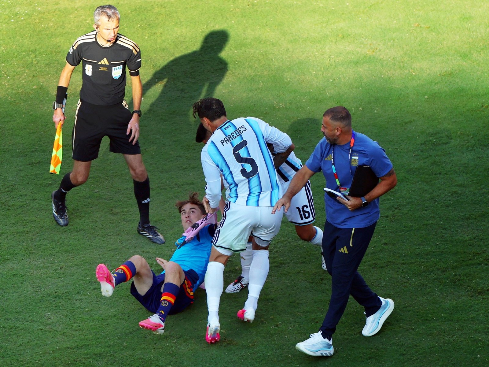 Gavi, el futbolista español agredido por Paredes, habló del episodio y sorprendió a todos: “Es parte del fútbol”