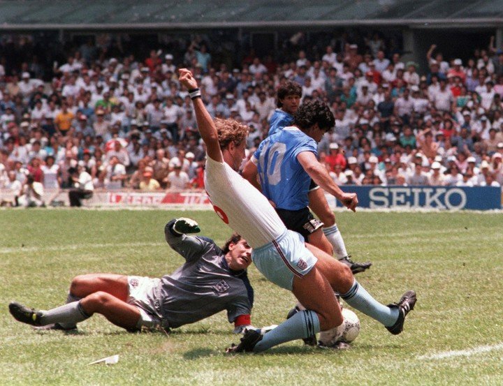 Luego de dejar en el camino a todo Inglaterra, Maradona le pone su sello a uno de los partidos más recordados de la historia. Foto: Archivo. 