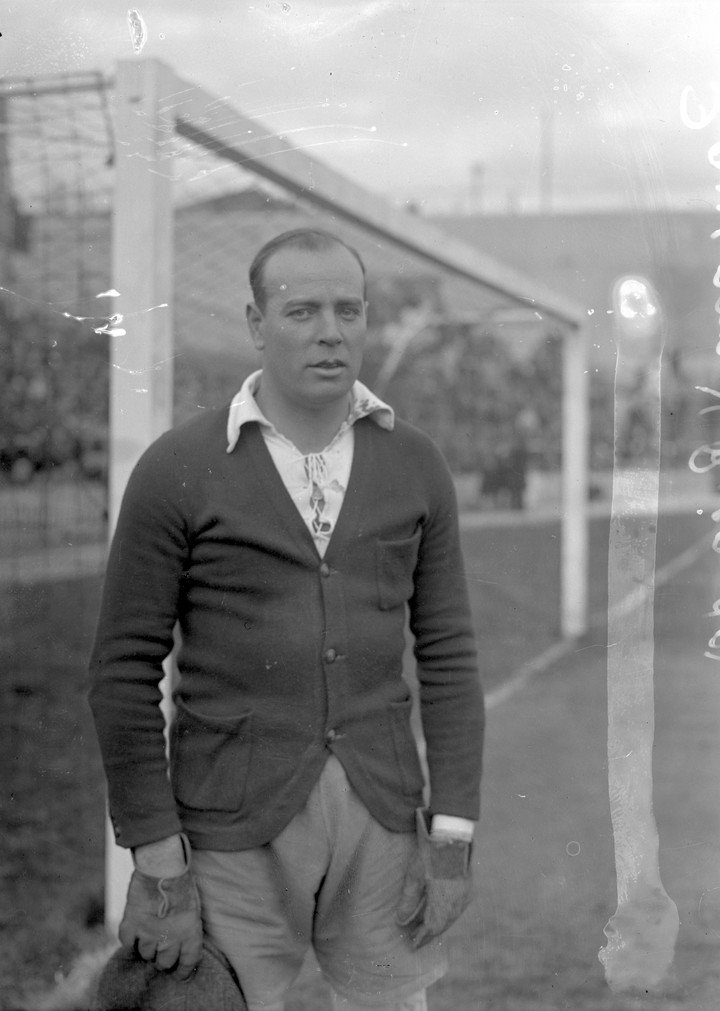 Retrato del guardameta Ricardo Zamora, realizado por el fotógrafo Martín Santos Yubero en una fecha indeterminada de 1936 en el estadio de Chamartín. De esta imagen salió la copia que el portero dedicó al poeta Pedro Luis de Gálvez el 5 de noviembre de 1936. Foto: EFE/Fondo Martín Santos Yubero. 