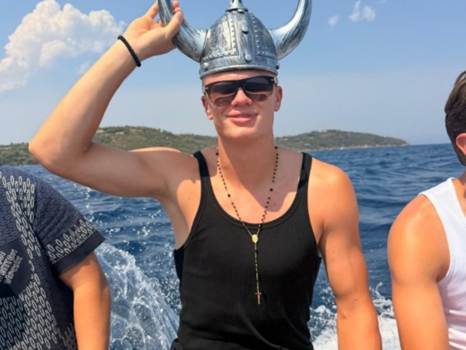 Haaland festejó su cumpleaños 26 a lo grande: hizo de DJ, jugó al golf desde un barco y metió casco vikingo :: Olé