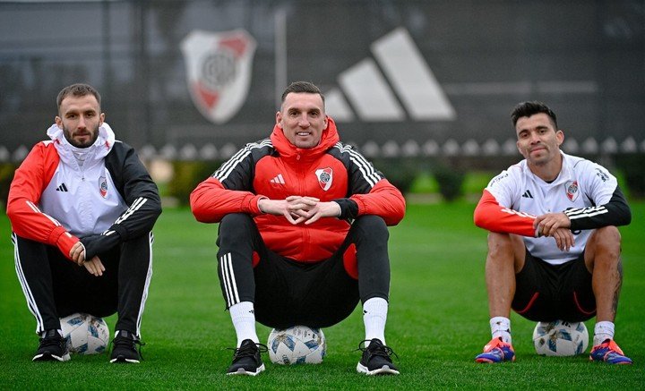 Armani con Pezzella y Acuña (Prensa River). 