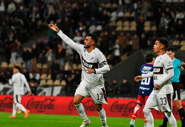Festejo de Platense ante Unión.