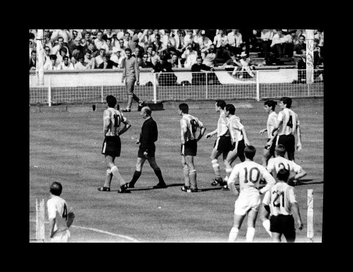 Wembley. Rattin junto a Kreitlein. 