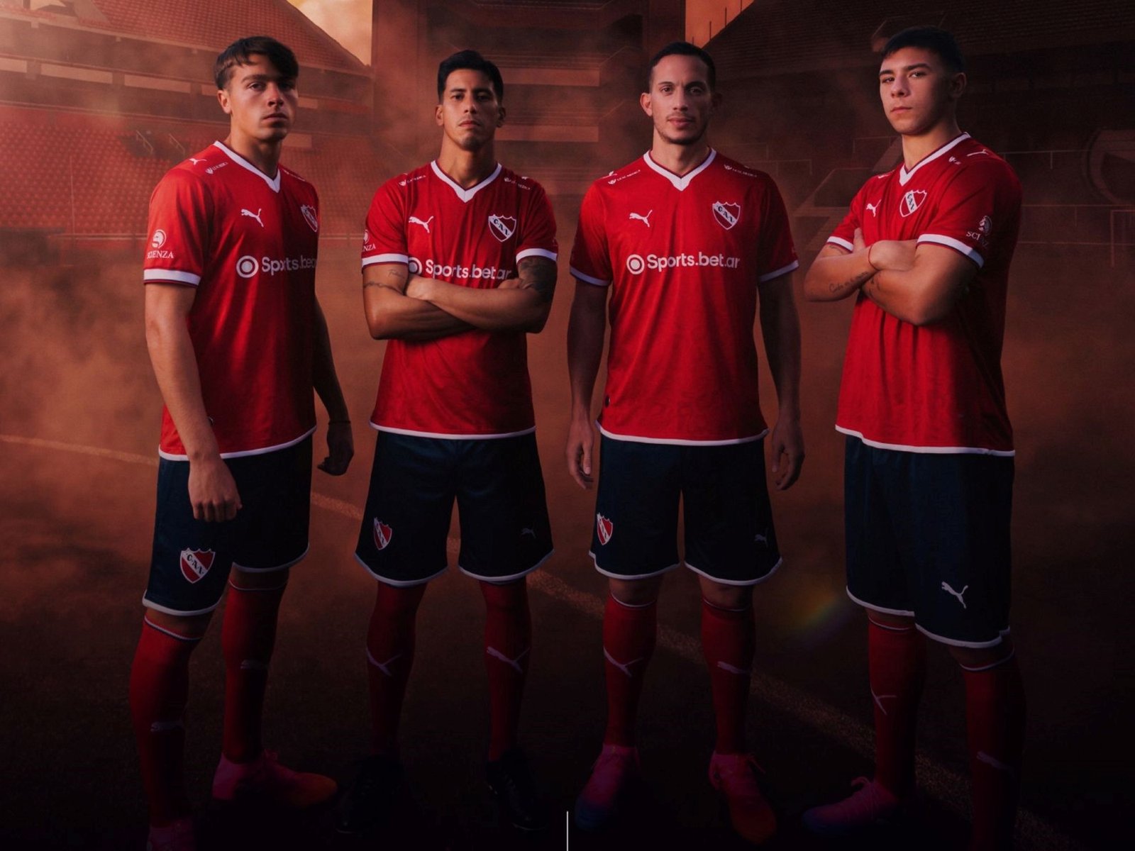 Independiente presentó su nueva camiseta titular: "Para que cuando la vistan, recuerden de dónde vienen" :: Olé