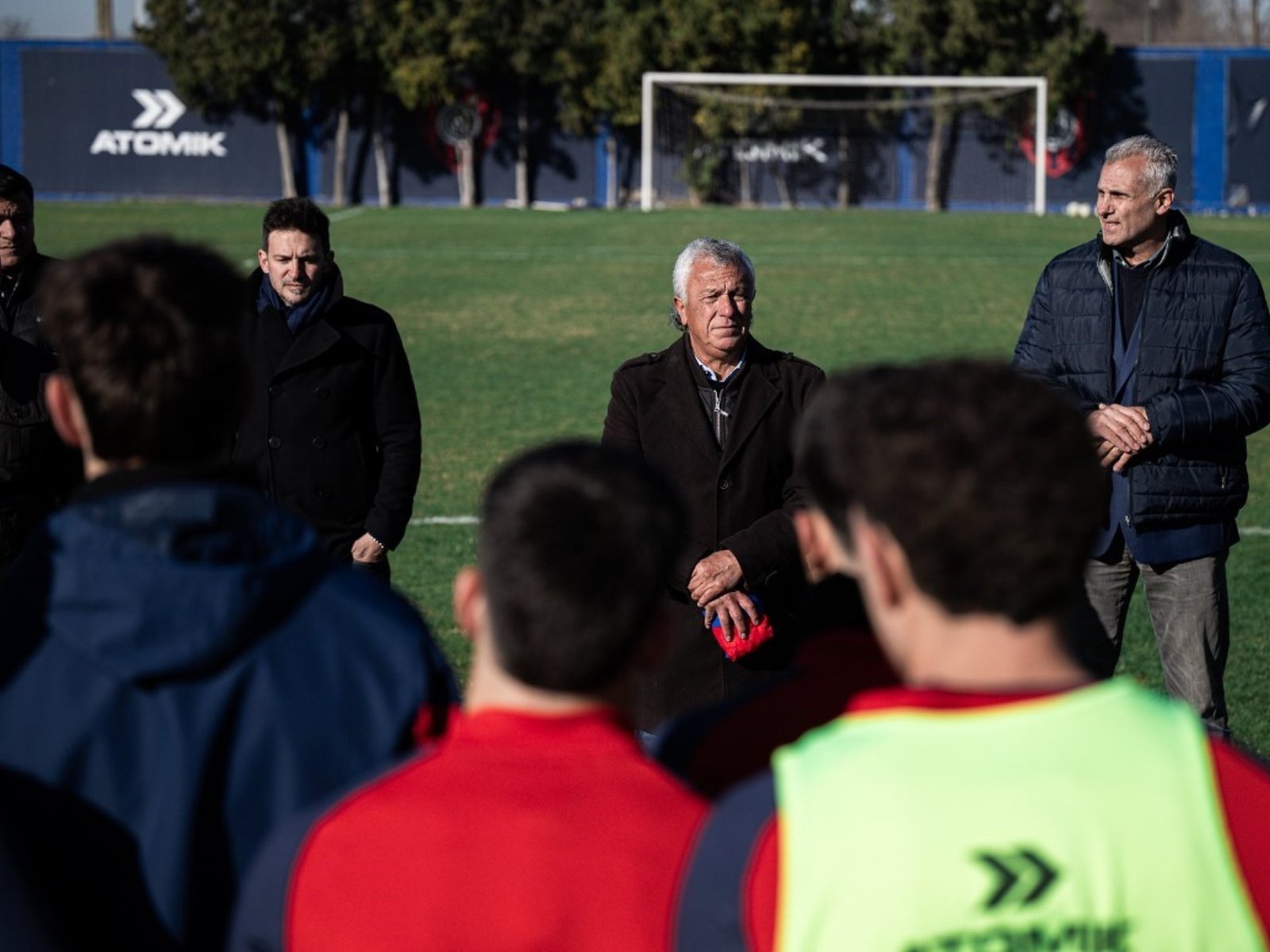 Inexplicable: siete jugadores fueron apartados otra vez pero horas más tarde volvieron a indultarlos :: Olé