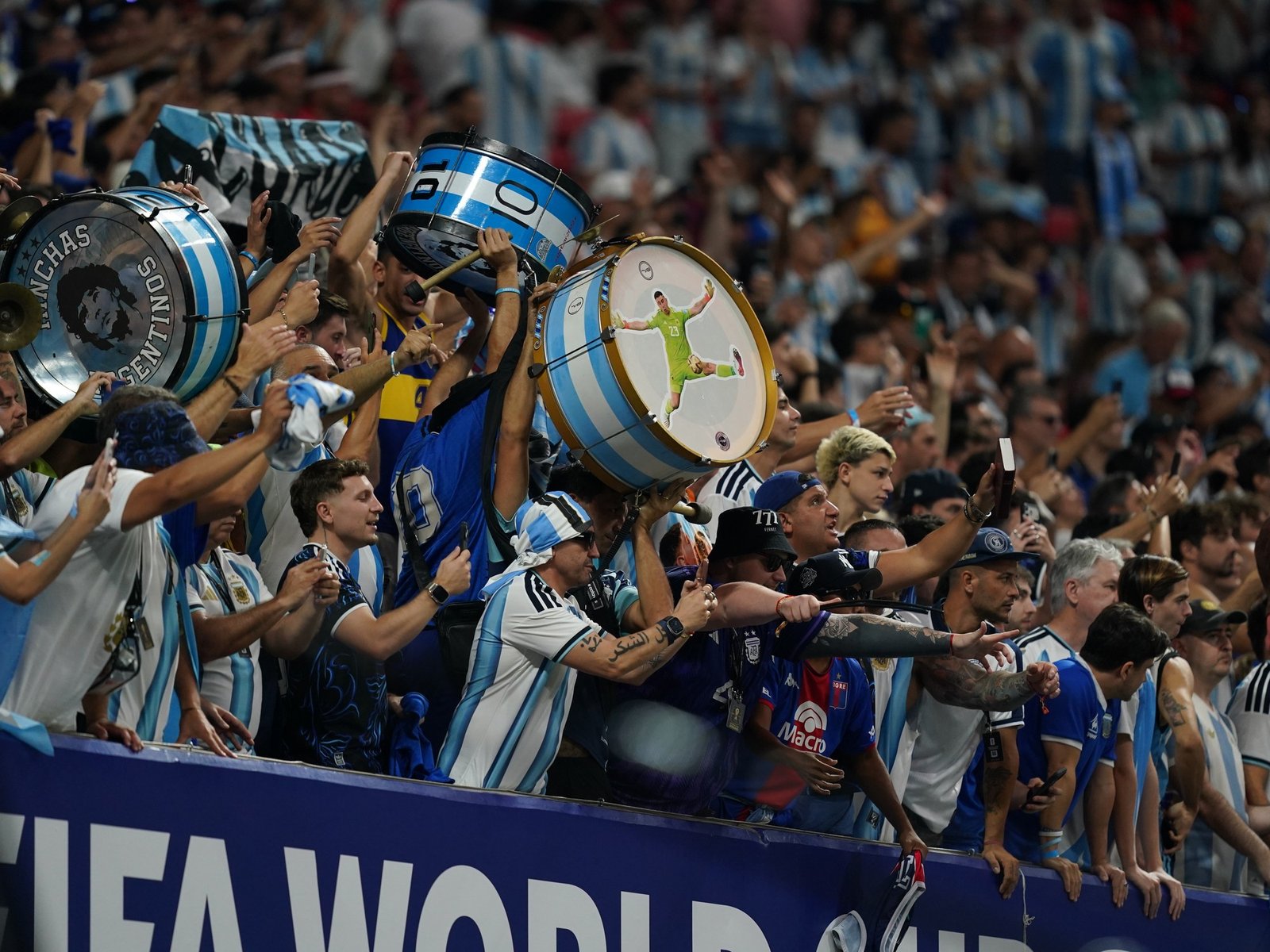 Inglaterra: la caravana de los hinchas al estadio de Atlanta, su opinión sobre si es "solo un partido de fútbol" y el grito en el himno británico