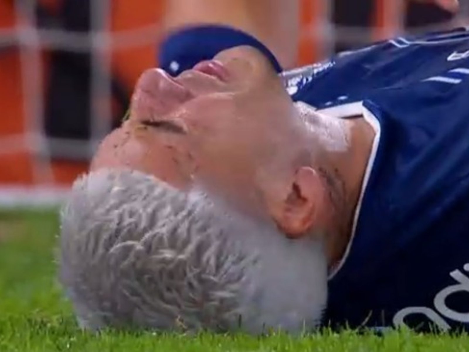 Insólito: al Chelo Torres le atajaron un penal y ¡se lesionó! :: Olé