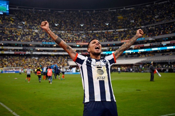 Leonel Vangioni celebra el Torneo Apertura en Monterrey.