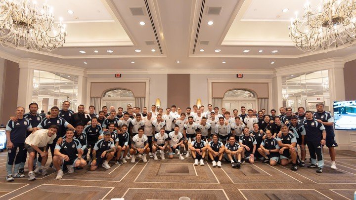 La foto que subió Messi a sus redes, con toda la delegación argentina.