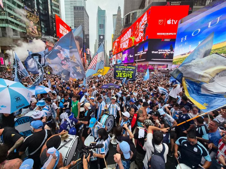 Banderazo de hinchas argentinos en Time Square previo a la final que disputara Selección Argentina contra España. Foto: Juano Tesone/ Enviado especial.