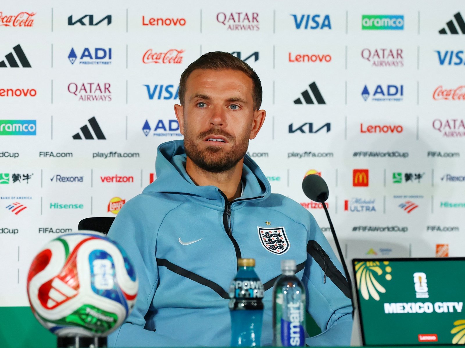 Jordan Henderson se mostró por primera vez tras su insólito accidente en los festejos de Inglaterra: "Cirugía terminada"