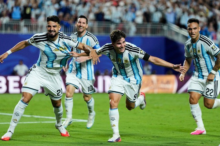 Messi y Julián, dos que se llevaron elogios (AP Photo).