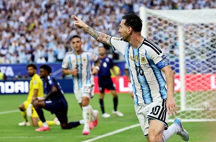 Messi festeja el 1-0 sobre Cabo Verde, después llegó el sufrimiento. Foto: EFE / EPA / RONALD WITTEK.