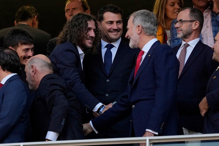 Casillas junto a Puyol y el Rey Felipe VI en el partido ante Uruguay (AP).