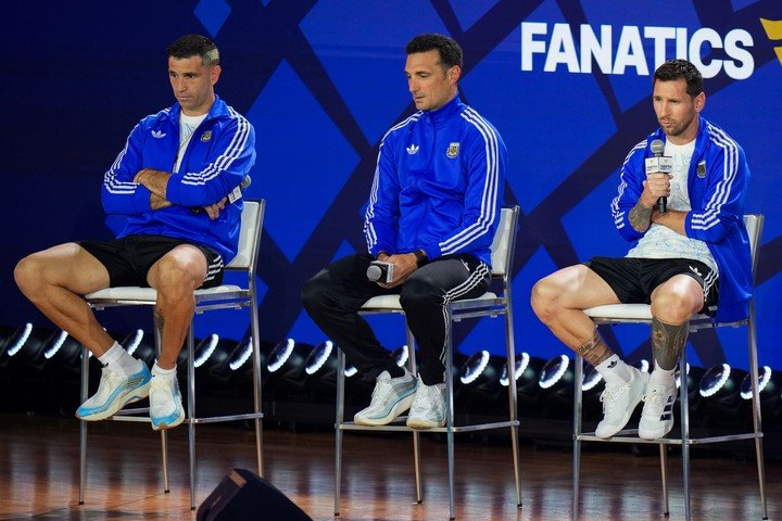 El Dibu, Scaloni y Messi en el Fanatics Fest. (Foto: AP)