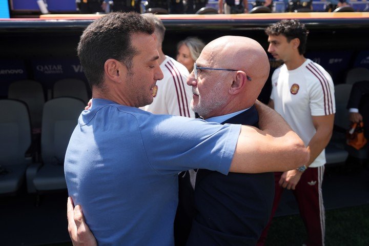 Reconocimiento mutuo: Scaloni y De la Fuente se tiraron flores antes y después de la final.