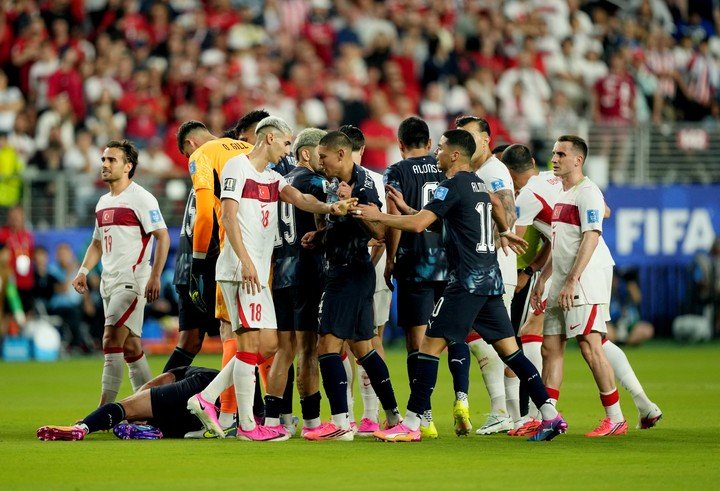 Almirón se tapó la boca y vio la roja en el duelo entre Paraguay y Turquía. Foto: Reuters/Darren Yamashita
