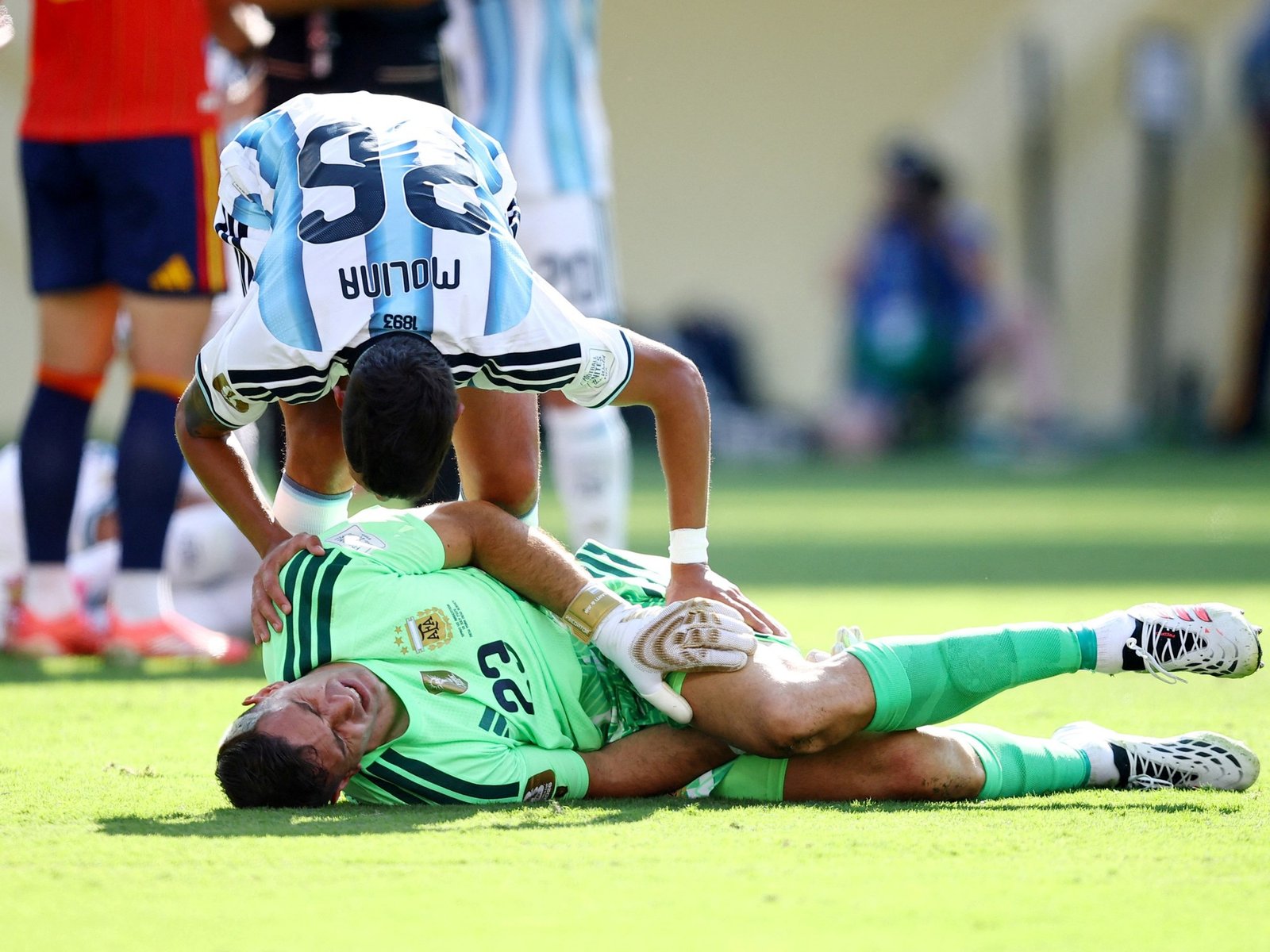 La IFAB habilitó un polémico ensayo: si el arquero necesita atención médica, uno de sus compañeros deberá salir durante un minuto :: Olé