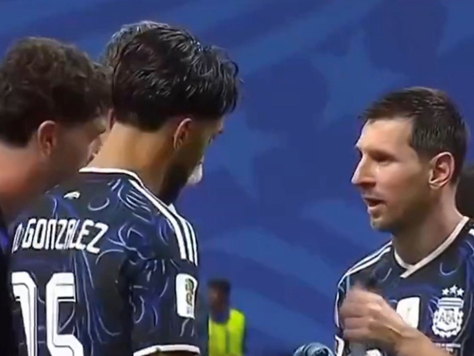 La elocuente charla de Messi y los jugadores de la Scaloneta cuando encontraron el “machete” para los penales de Pickford