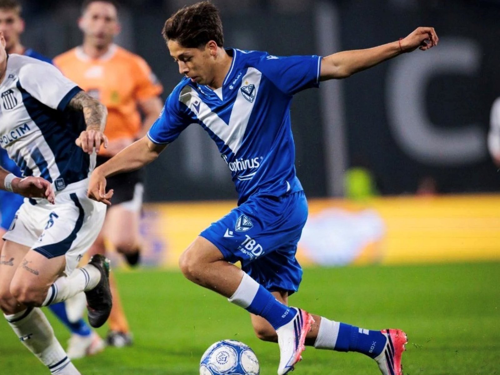 La emoción de la joya de Vélez tras debutar con una asistencia: "Se me cayó una lágrima" :: Olé