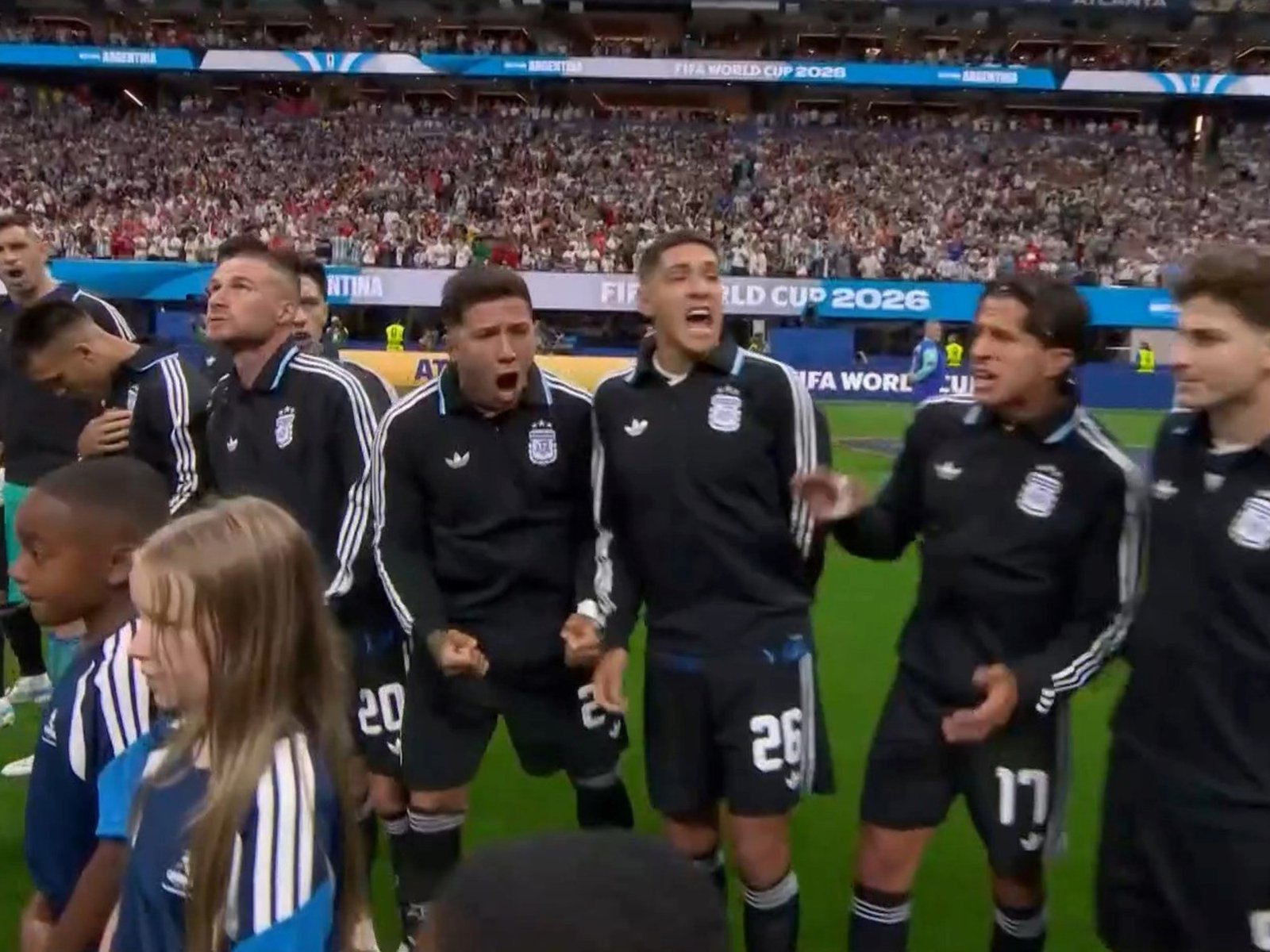 La euforia de los jugadores en el himno y el "que no salta es un inglés" :: Olé