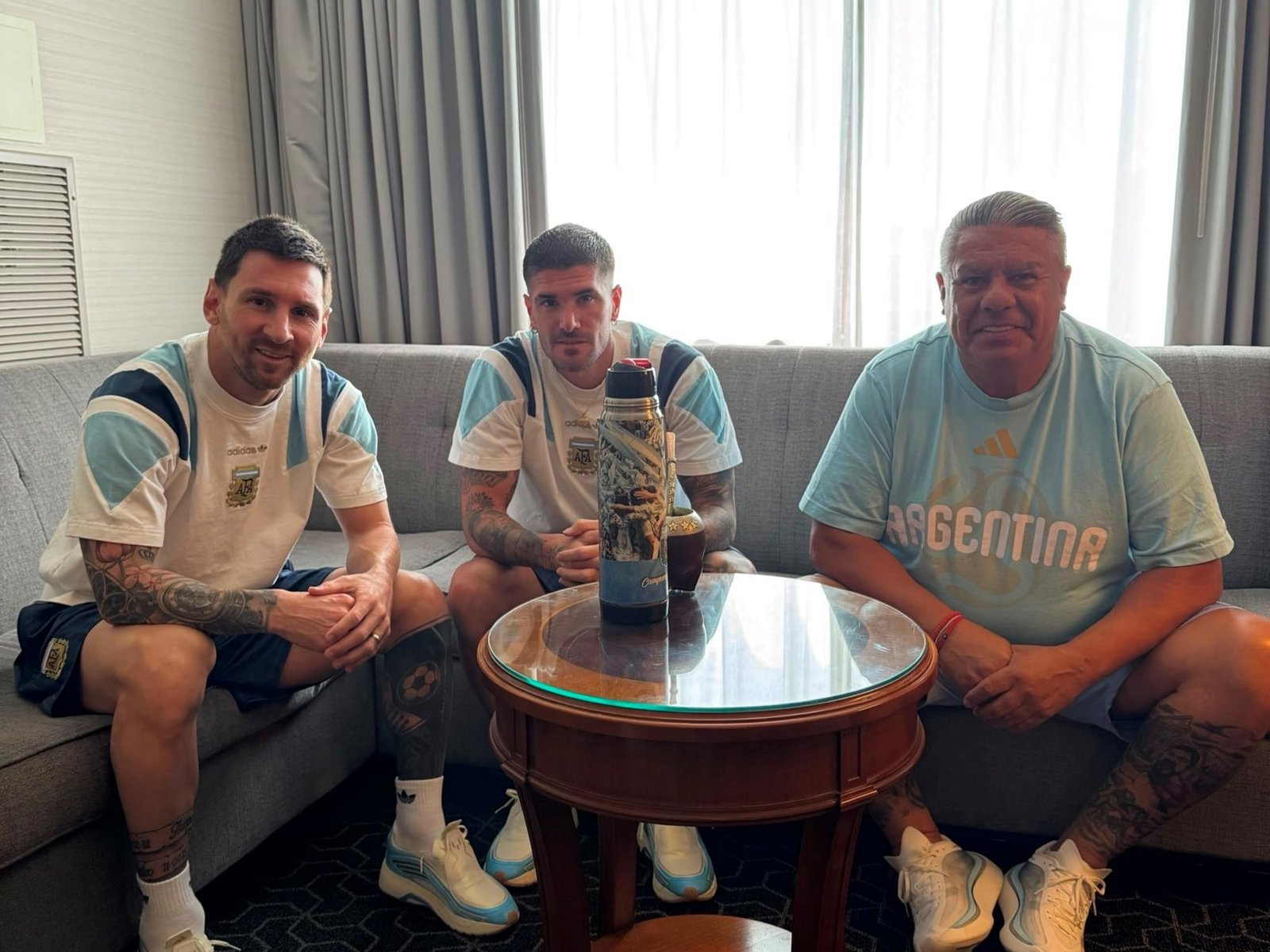 La foto cábala de Chiqui Tapia antes de enfrentar a España en el Mundial :: Olé