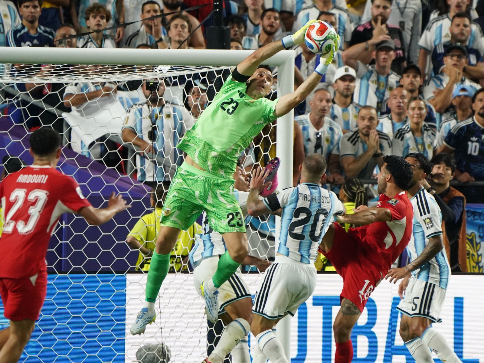 La marca histórica que puede alcanzar Dibu Martínez ante Inglaterra :: Olé