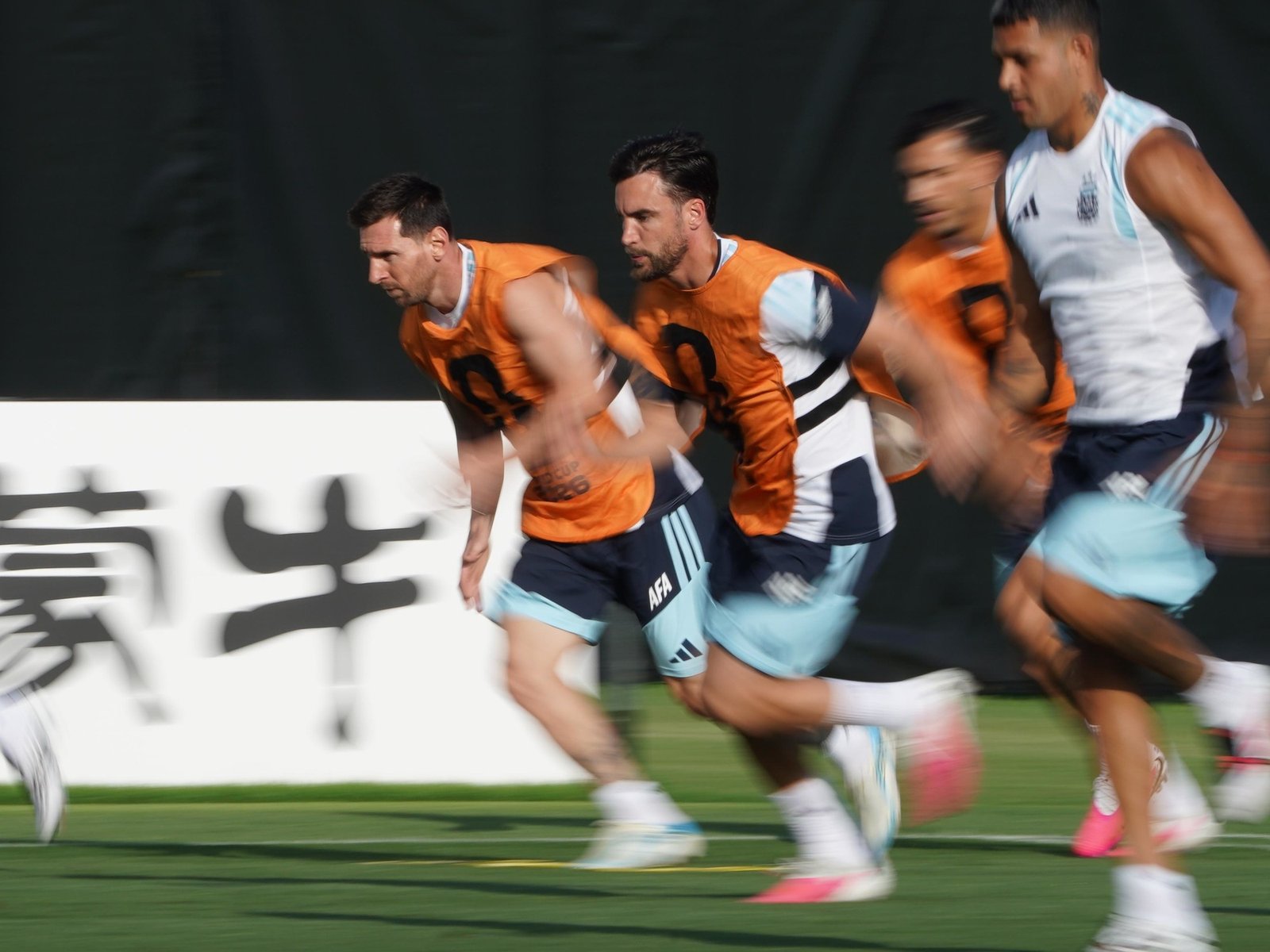 La práctica de la Selección antes de Suiza: 300 periodistas, 14 pecheras, ¿y el equipo? :: Olé