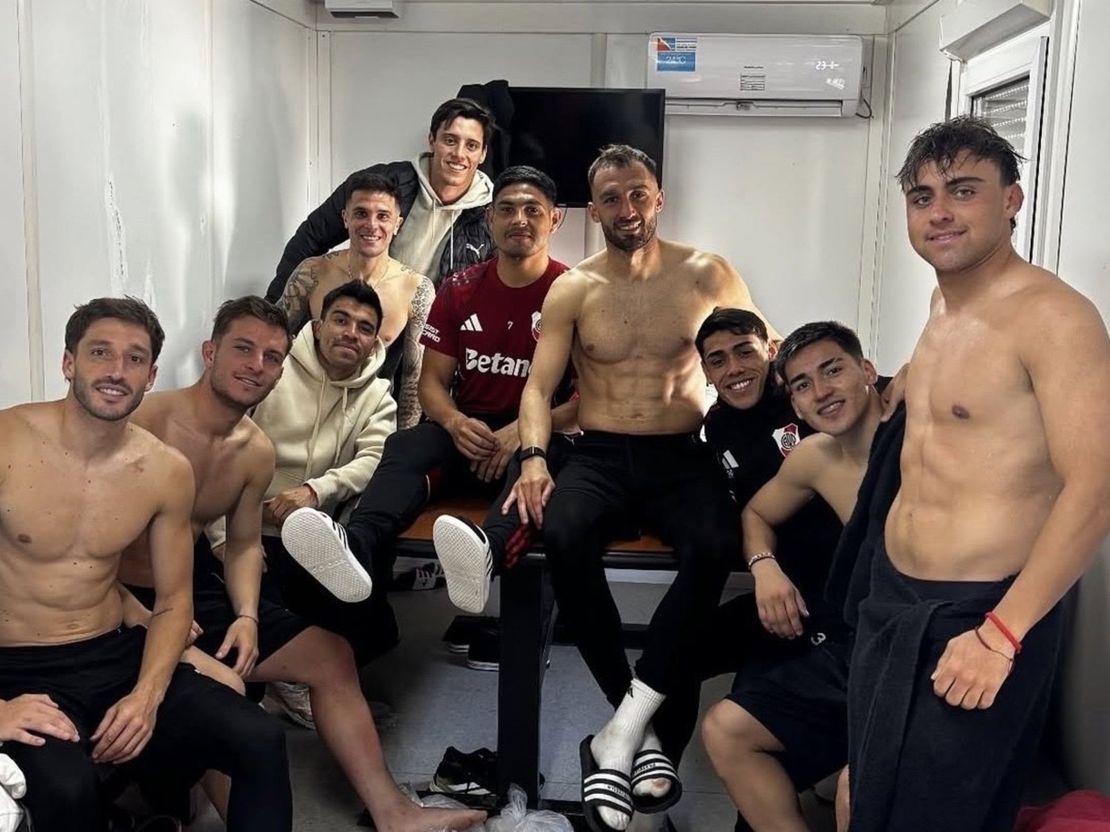 La visita especial que recibieron los borrados de River :: Olé
