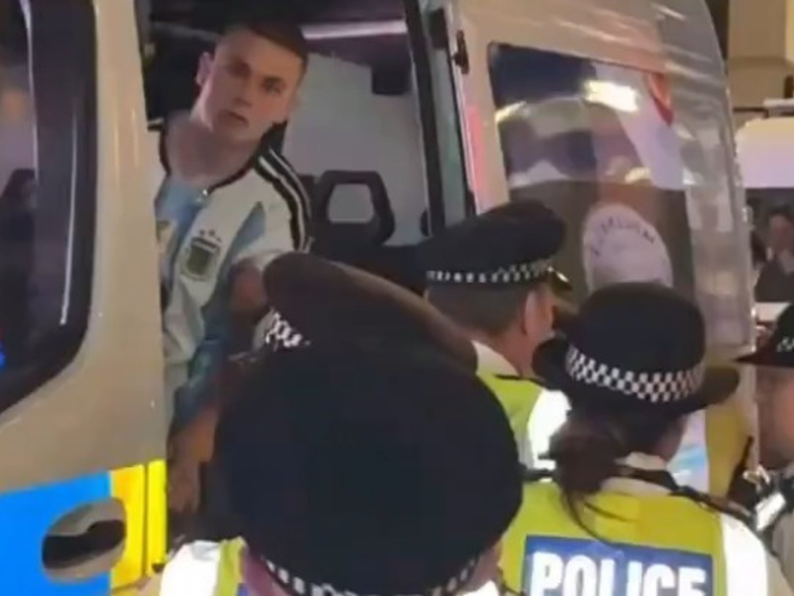 Lo salvaron de milagro: la Policía rescató a un hincha argentino antes de ser linchado en Londres :: Olé