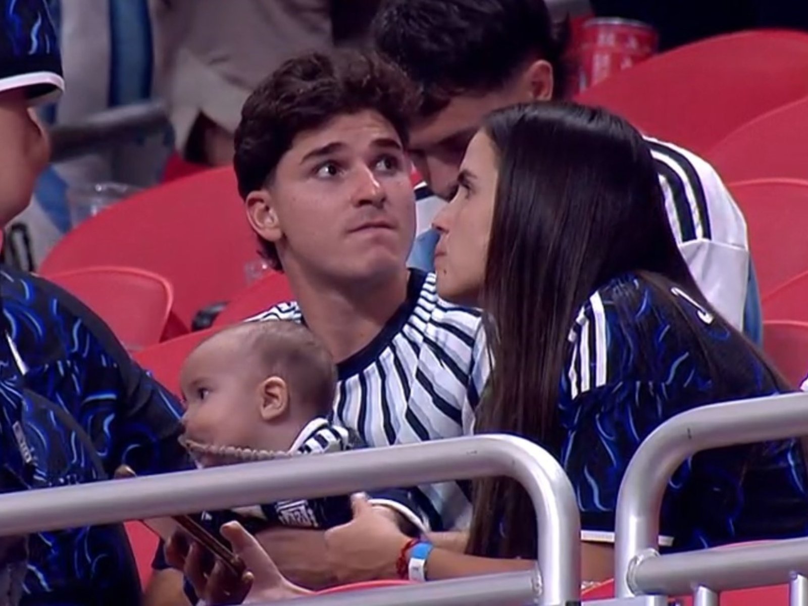 Los futbolistas de Argentina festejaron el triunfo contra Egipto con sus familias y un exfutbolista se quebró al aire viendo las imágenes